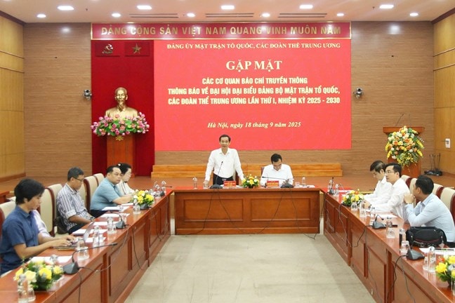 Đồng chí Nguyễn Thái Học, Phó Bí thư Đảng ủy MTTQ, các đoàn thể Trung ương phát biểu tại cuộc gặp mặt báo chí sáng 18/9.