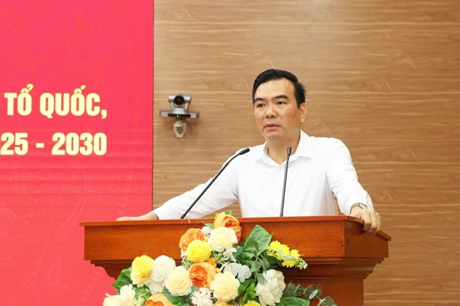 Đồng chí Nguyễn Minh Chung, Trưởng ban Tuyên giáo và Dân vận Đảng ủy MTTQ, các đoàn thể Trung ương trao đổi thông tin về Đại hội.