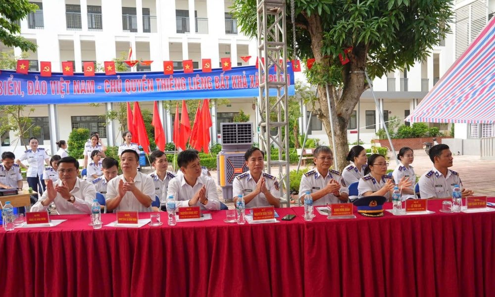 Yêu biển, đảo quê hương không chỉ là trách nhiệm mà đã trở thành tình cảm tốt đẹp của thế hệ trẻ Yêu biển, đảo quê hương không chỉ là trách nhiệm mà đã trở thành tình cảm tốt đẹp của thế hệ trẻ