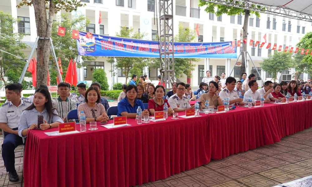 Yêu biển, đảo quê hương không chỉ là trách nhiệm mà đã trở thành tình cảm tốt đẹp của thế hệ trẻ Yêu biển, đảo quê hương không chỉ là trách nhiệm mà đã trở thành tình cảm tốt đẹp của thế hệ trẻ