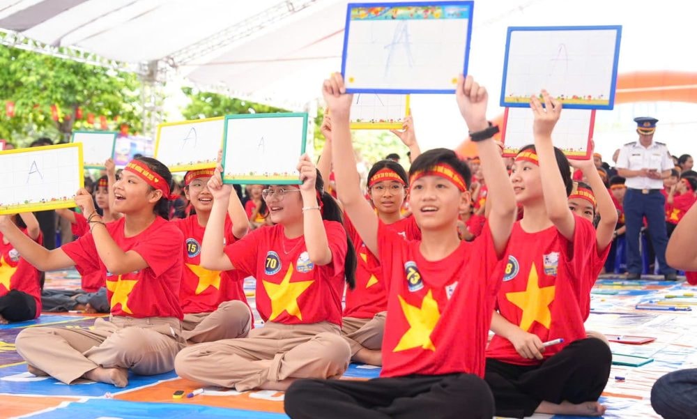 Yêu biển, đảo quê hương không chỉ là trách nhiệm mà đã trở thành tình cảm tốt đẹp của thế hệ trẻ Yêu biển, đảo quê hương không chỉ là trách nhiệm mà đã trở thành tình cảm tốt đẹp của thế hệ trẻ