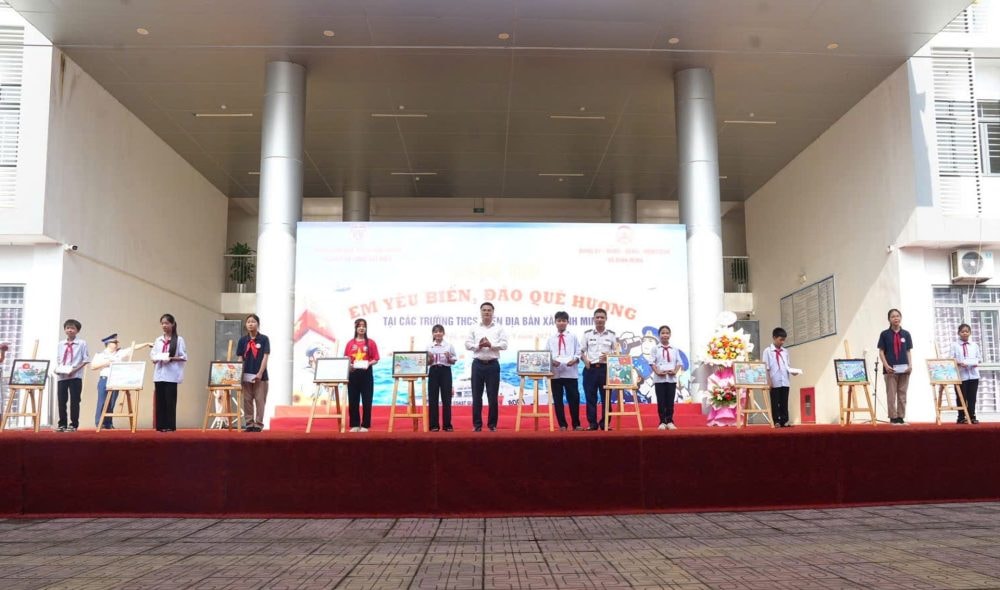 Yêu biển, đảo quê hương không chỉ là trách nhiệm mà đã trở thành tình cảm tốt đẹp của thế hệ trẻ Yêu biển, đảo quê hương không chỉ là trách nhiệm mà đã trở thành tình cảm tốt đẹp của thế hệ trẻ