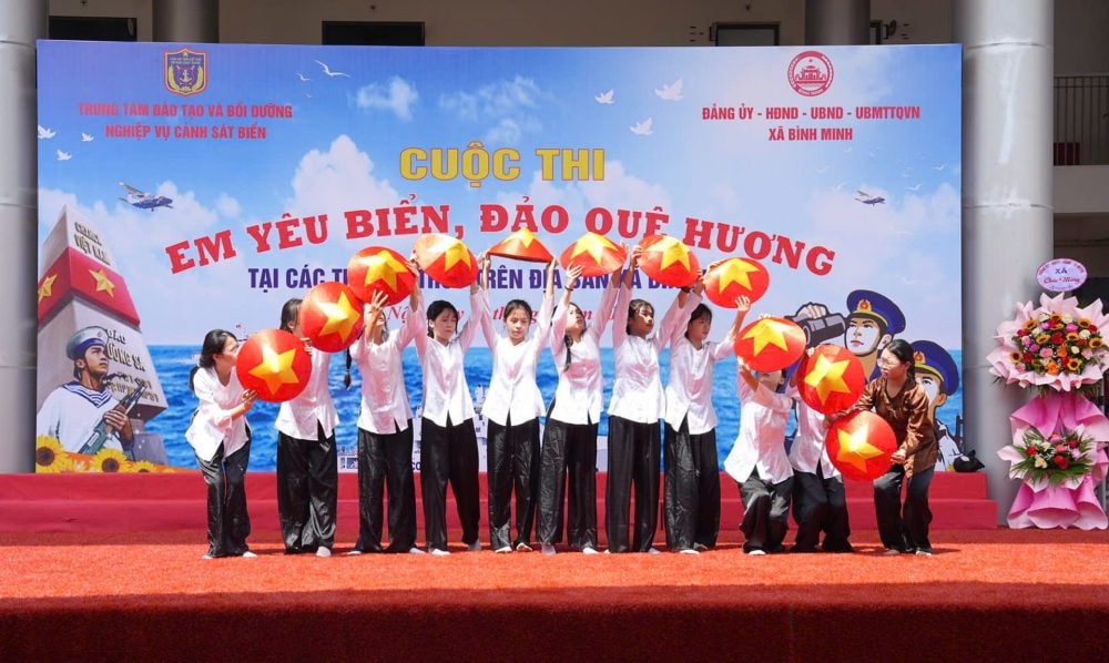 Yêu biển, đảo quê hương không chỉ là trách nhiệm mà đã trở thành tình cảm tốt đẹp của thế hệ trẻ Yêu biển, đảo quê hương không chỉ là trách nhiệm mà đã trở thành tình cảm tốt đẹp của thế hệ trẻ