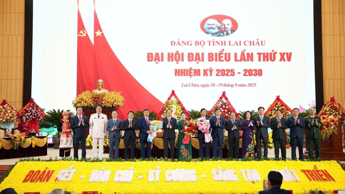 Ban Thường vụ Tỉnh ủy Lai Châu khóa XV, nhiệm kỳ 2025-2030 tặng hoa tri ân đồng chí Giàng Páo Mỷ, Ủy viên BCH Trung ương Đảng, Bí thư Tỉnh ủy Lai Châu khóa XIV