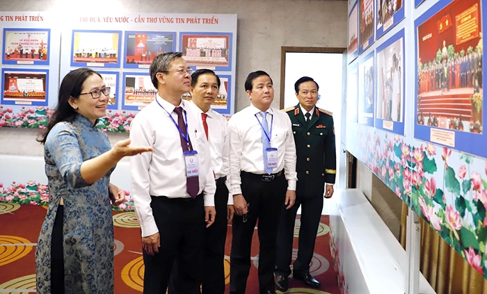 Các đại biểu tham quan triển lãm ảnh.