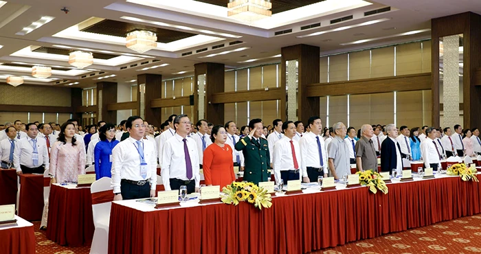 Các đại biểu thực hiện nghi thức chào cờ.