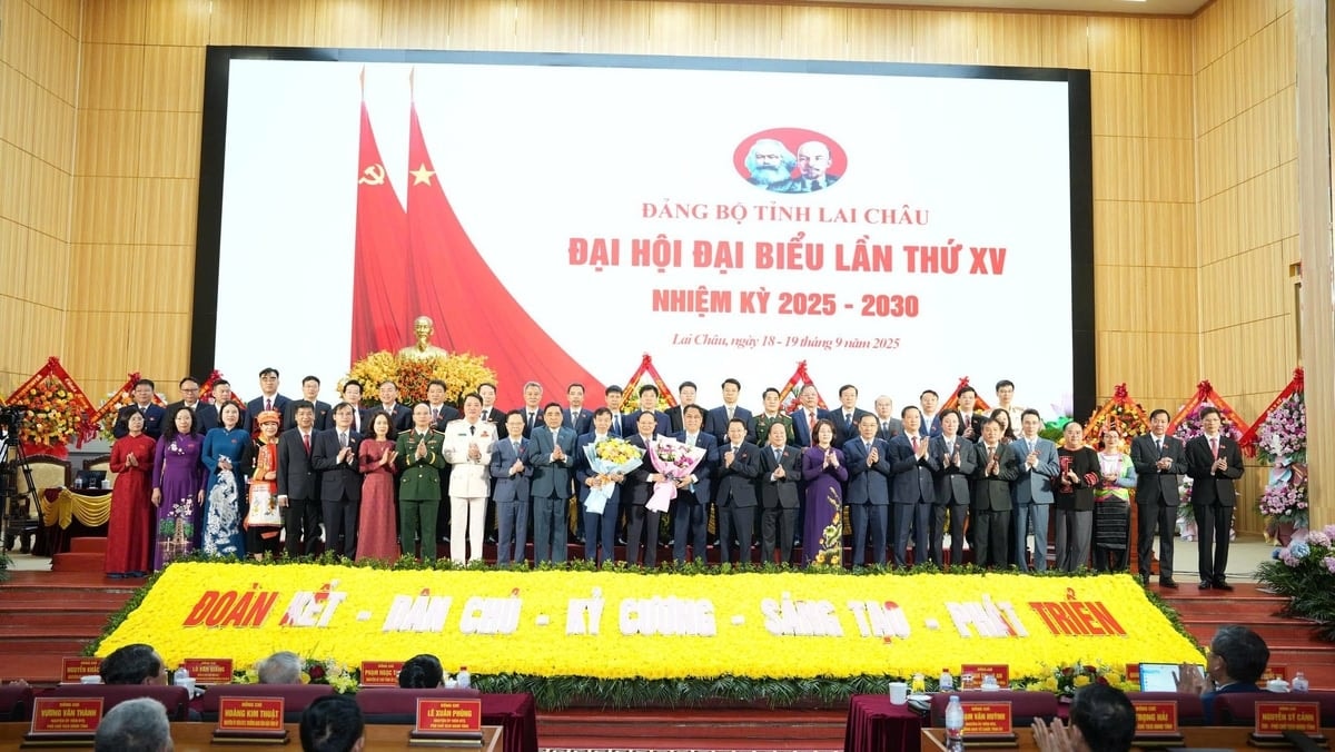 Đồng chí Phan Thăng An, Phó Trưởng ban Tổ chức Trung ương và Đồng chí Hà Quốc Trị, Thứ trưởng Bộ Nông nghiệp và Môi trường tặng hoa Ban Chấp hành Đảng bộ