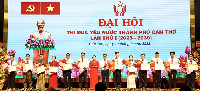 Lãnh đạo TP Cần Thơ trao Bằng khen tặng các tập thể có thành tích trong phong trào thi đua yêu nước giai đoạn 2020-2025.