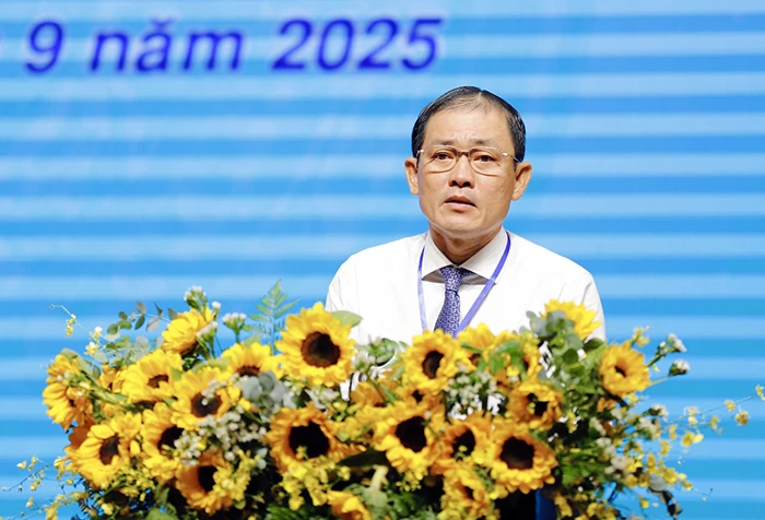 Ông Ngô Anh Tín, Giám đốc Sở Khoa học và Công nghệ TP Cần Thơ, báo cáo tham luận về kết quả và giải pháp triển khai phong trào thi đua chuyển đổi số trên địa bàn thành phố.