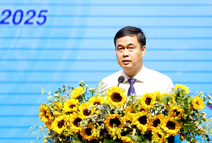 Ông Phạm Huy Giang, Ủy viên Thường trực Hội đồng Thi đua - Khen thưởng Trung ương, Trưởng Ban Thi đua - Khen thưởng Trung ương phát biểu chỉ đạo tại Đại hội.