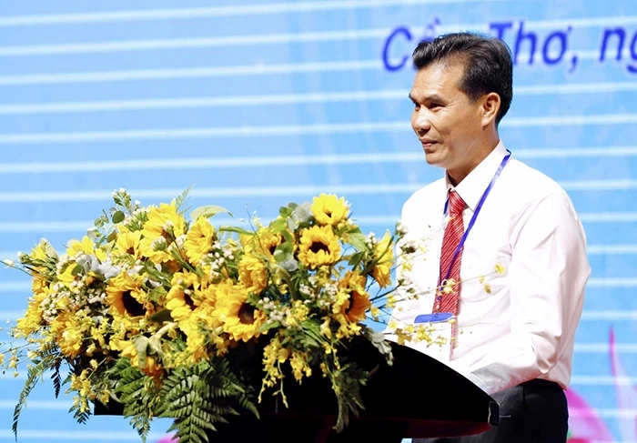 Ông Trần Văn Phục, nông dân sản xuất kinh doanh giỏi 10 năm liền, xây dựng thương hiệu Mận Hồng Sân Tiên báo cáo tham luận tại Đại hội.