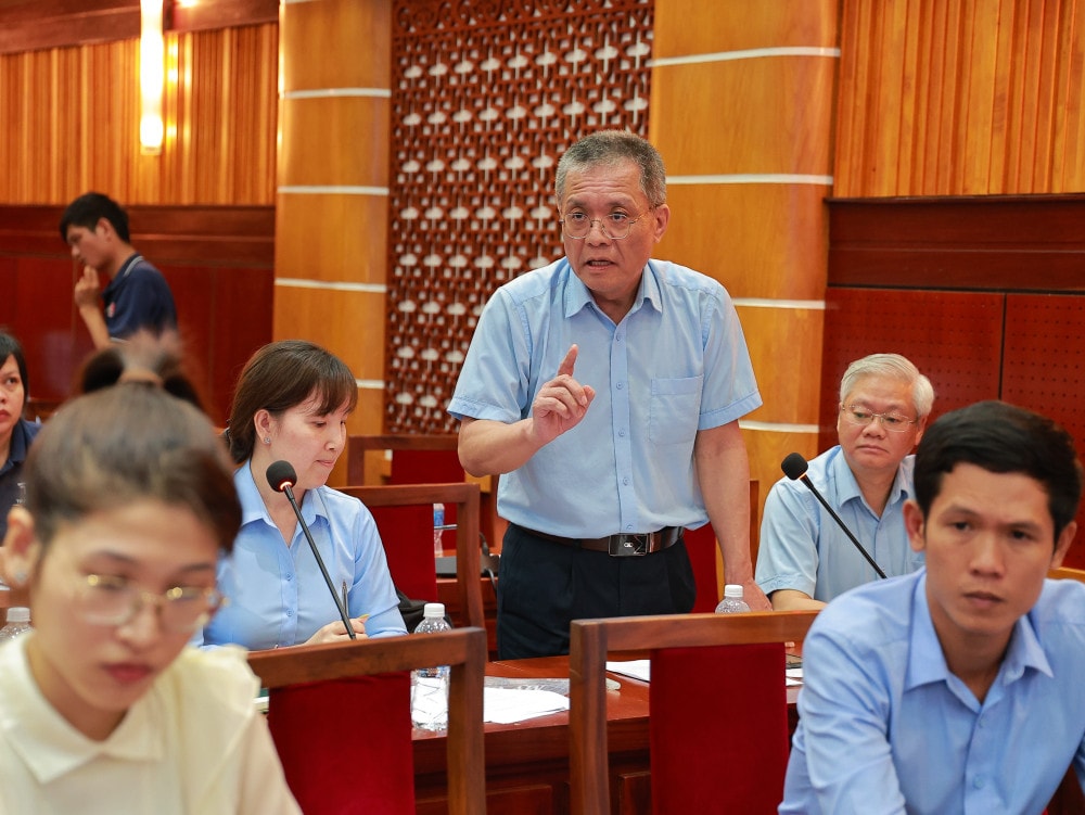 Ông Zhang Li Dong - Phó Tổng Giám Đốc Công ty TNHH Sepzone Linh Trung - Việt Nam (Khu Chế xuất và Công nghiệp Linh Trung III, phường Trảng Bàng) nêu một số vướng mắc của doanh nghiệp tại hội nghị
