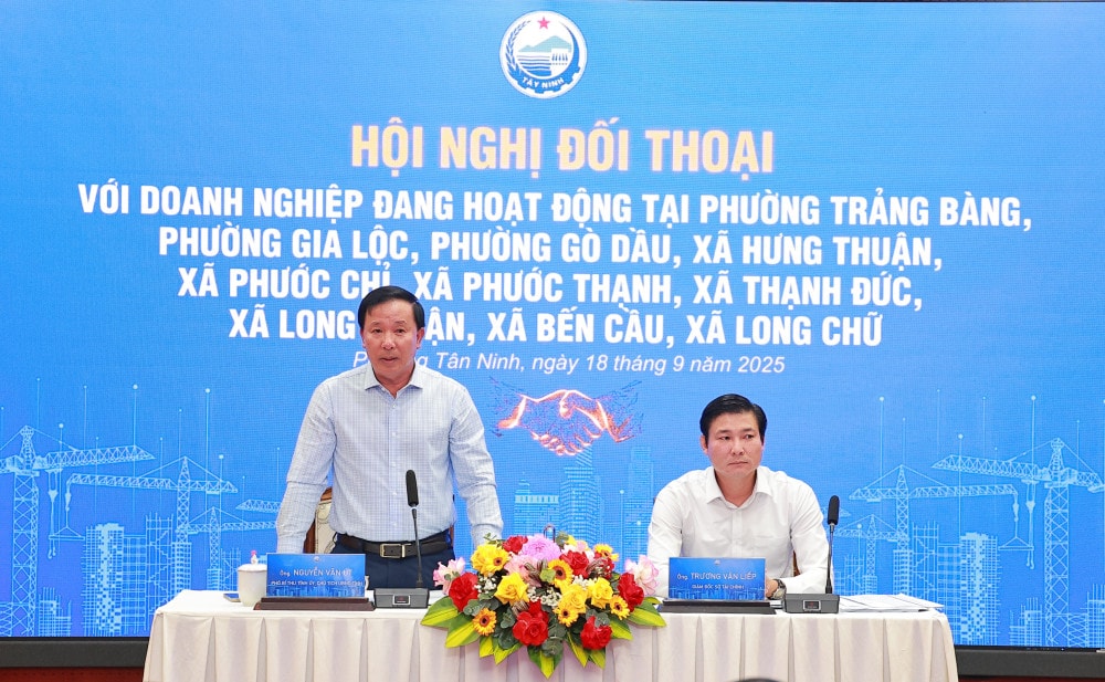 Phó Bí thư Tỉnh ủy, Chủ tịch UBND tỉnh Nguyễn Văn Út phát biểu tại buổi đối thoại