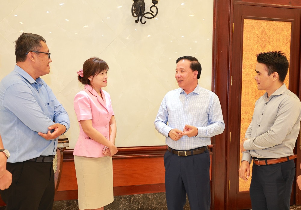 Phó Bí thư Tỉnh ủy, Chủ tịch UBND tỉnh Nguyễn Văn Út trao đổi với lãnh đạo xã, phường và đại diện các hội, hiệp hội, doanh nghiệp