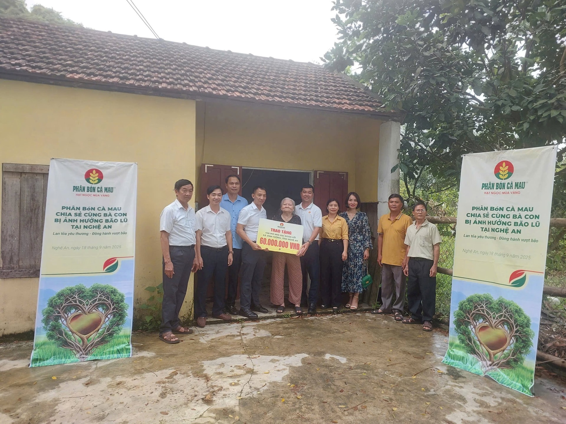 PVCFC trao tặng kinh phí xây dựng nhà Đại đoàn kết cho cụ bà Lê Thị Mạch