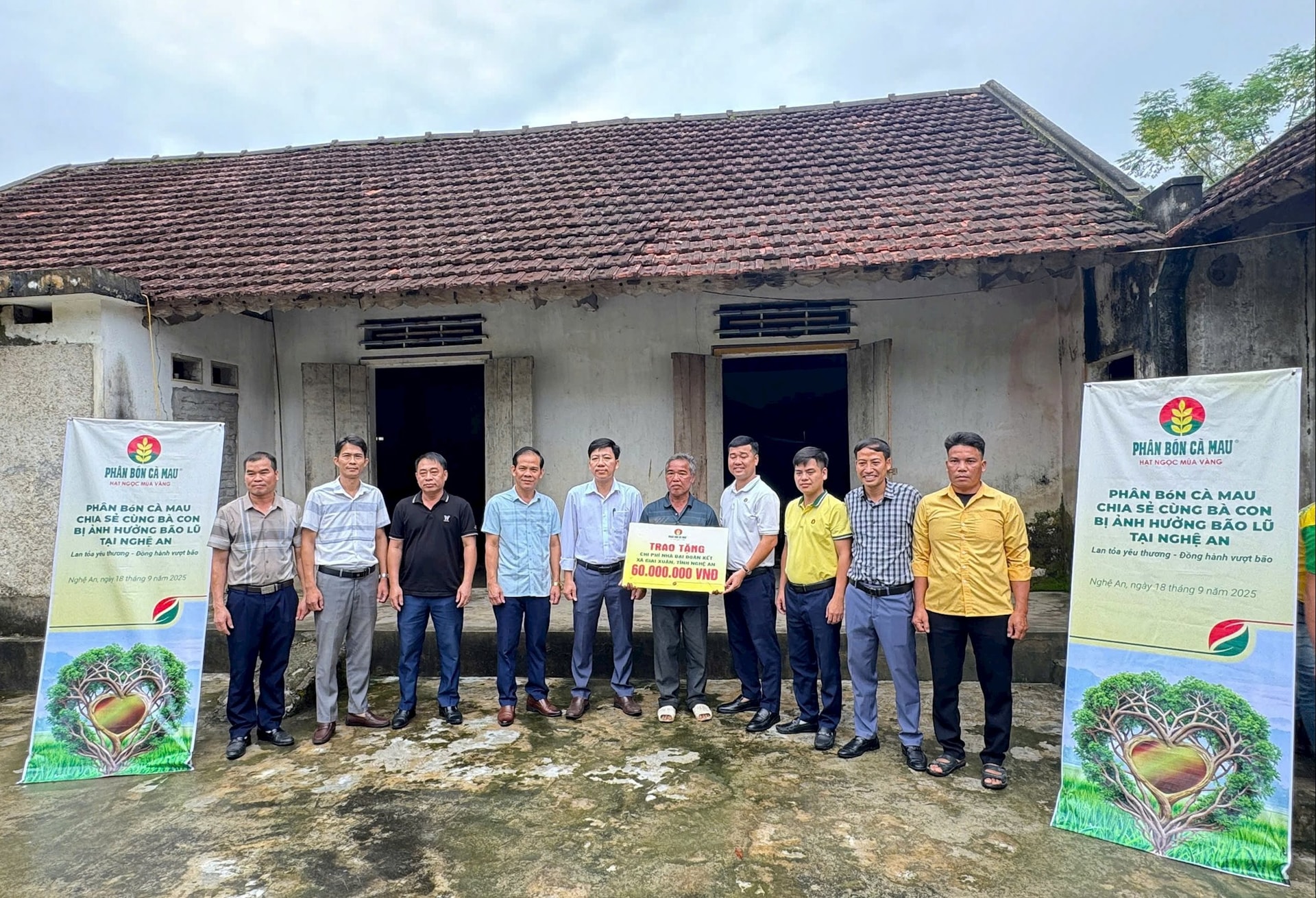 PVCFC trao tặng kinh phí xây dựng nhà Đại đoàn kết cho gia đình ông Đoàn