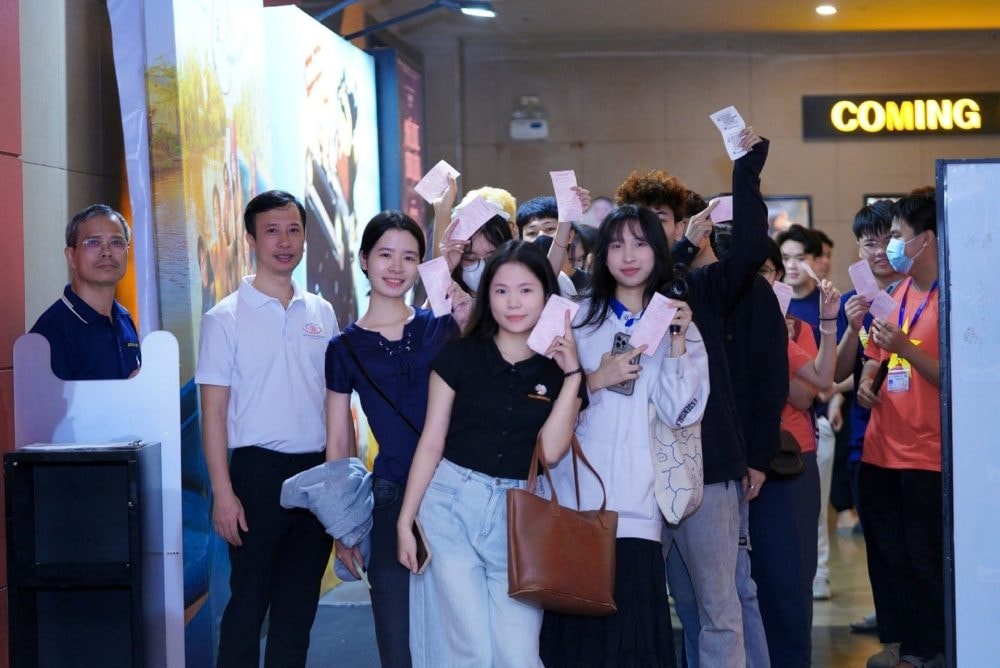 Mưa Đỏ – Hành trình tri ân và đánh thức trách nhiệm tuổi trẻ tại Trường Đại học Nguyễn Trãi