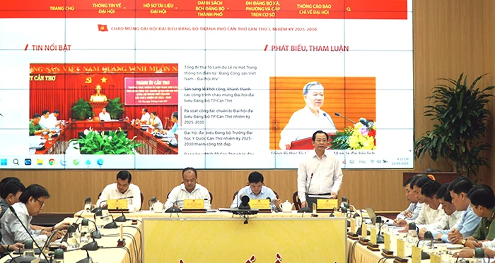 Phó Chủ tịch UBND thành phố Vương Quốc Nam trả lời vấn đề báo chí đặt ra.