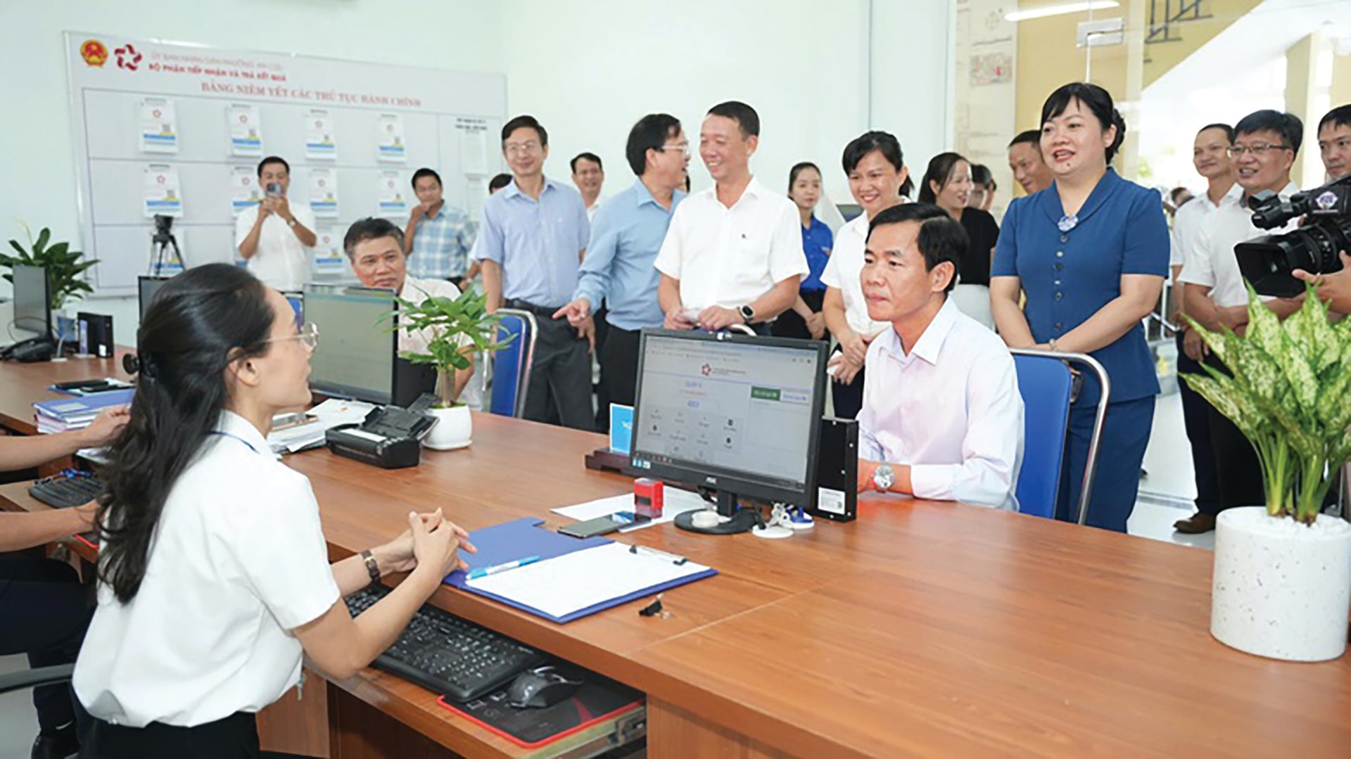 Chủ tịch UBND thành phố Huế Nguyễn Văn Phương kiểm tra công tác vận hành thử mô hình chính quyền địa phương cấp xã mới tại UBND phường An Cựu. Ảnh VGP_Nhật Anh