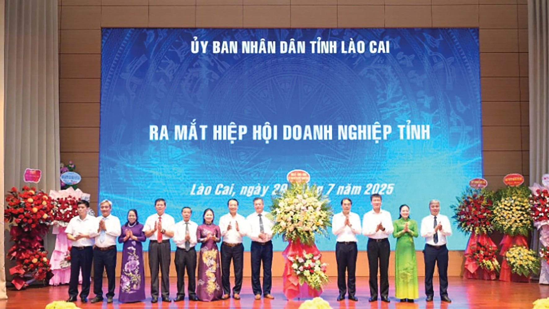 Lãnh đạo tỉnh Lào Cai tặng hoa chúc mừng Hiệp hội doanh nghiệp tỉnh