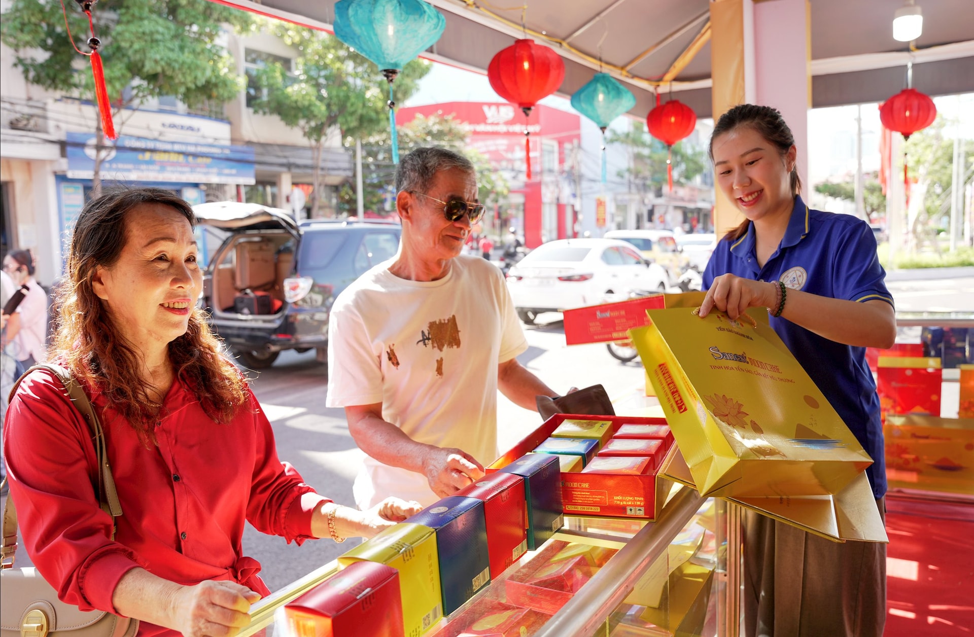 Bánh trung thu Yến sào Khánh Hòa thu hút đông người dân đến chọn mua