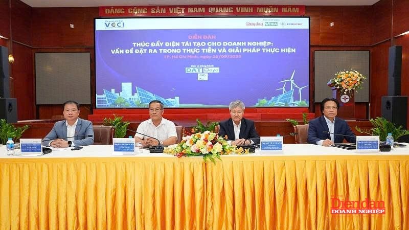 Đoàn chủ tọa điều hành Diễn đàn (Từ trái qua phải: Nhà báo Nguyễn Tiến Dũng – Phó Tổng biên tập Tạp chí Diễn đàn Doanh nghiệp, ông Bùi Trung Kiên - Phó Tổng Giám đốc Tổng Công ty Điện lực TP HCM, ông Võ Tân Thành – Phó Chủ tịch VCCI; ông Nguyễn Xuân Quy – Phó Chủ tịch Hiệp hội Năng lượng sạch Việt Nam, kiêm Trưởng Đại diện VP Hiệp hội tại TP HCM).