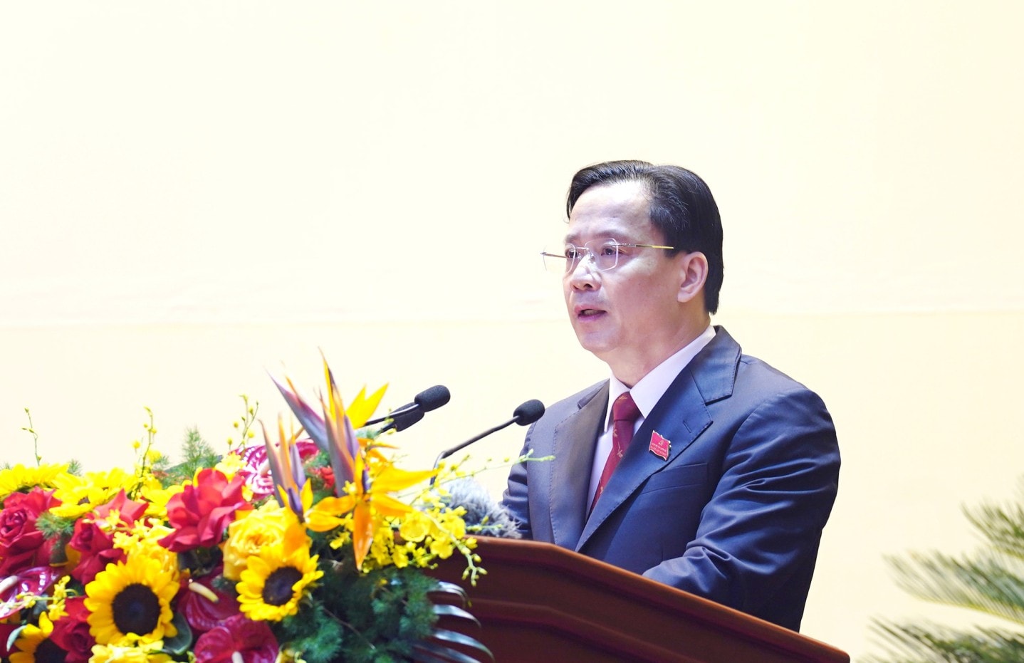 Đồng chí Hoàng Văn Nghiệm, Bí thư Tỉnh ủy, Trưởng Đoàn đại biểu Quốc hội tỉnh phát biểu khai mạc đại hội 