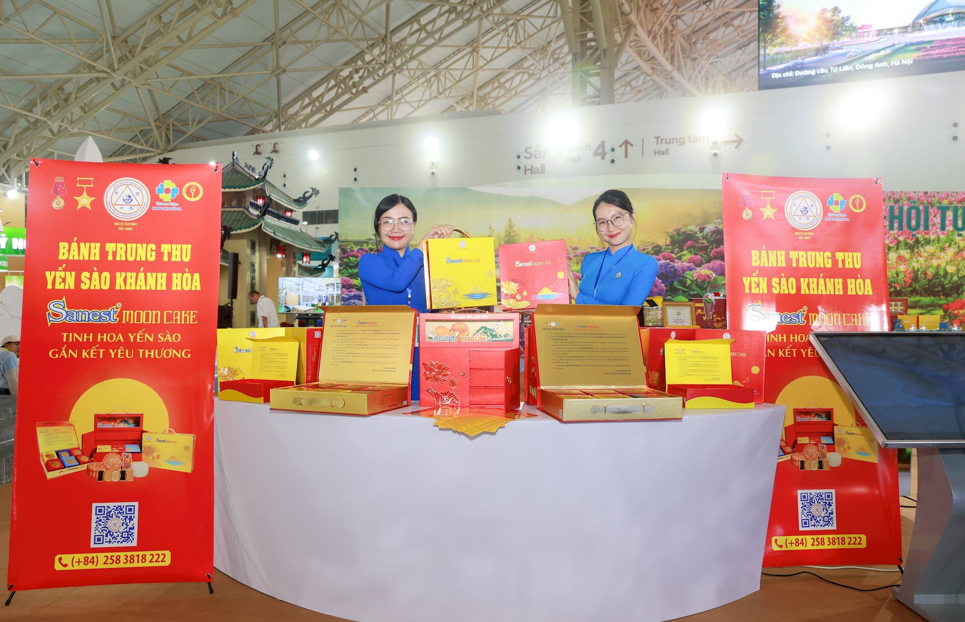 Quầy trưng bày sản phẩm bánh trung thu Yến sào Khánh Hòa nổi bật với sắc đỏ - vàng thương hiệu