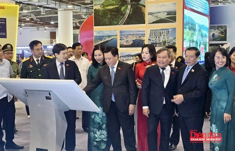Các đại biểu trải nghiệm công nghệ tại Triển lãm
