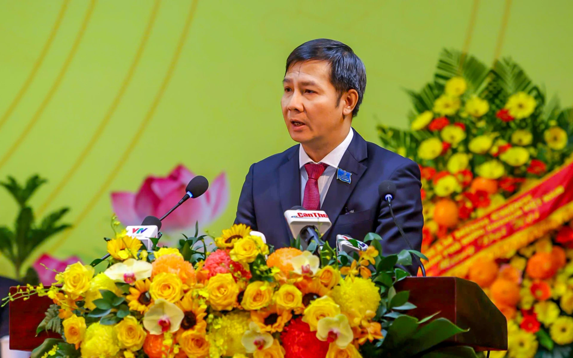 Đồng chí Nguyễn Thành Tâm, Ủy viên Ban Chấp hành Trung ương Đảng, Phó trưởng Ban Tổ chức Trung ương, công bố các quyết định của Bộ Chính trị.