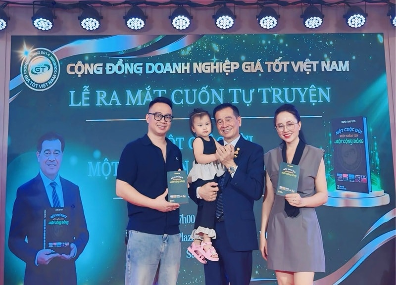 Ông Tuyến bên các con