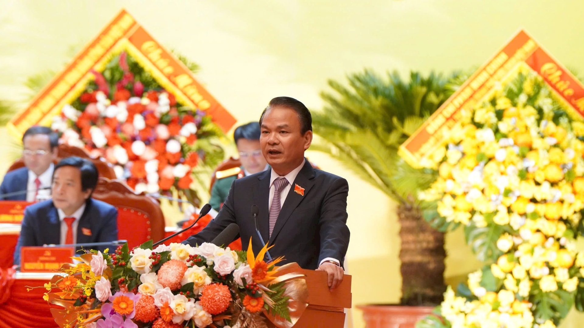 Bí thư T uỷ Phong