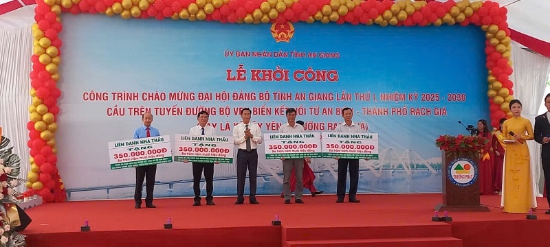 gen-n-Trao tien nguoi ngheo tai lê Khoi cong cau vuout bien RG