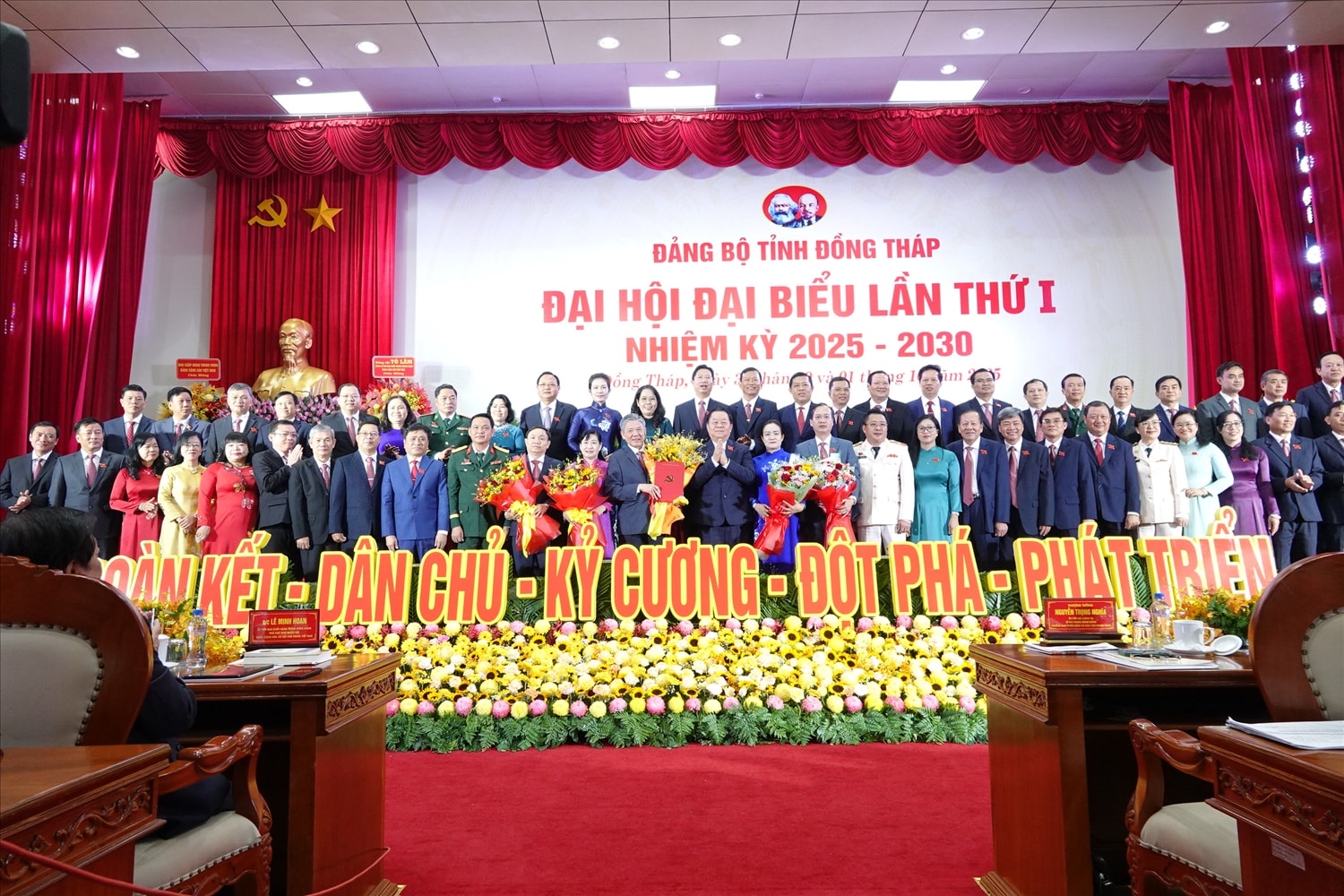 Ban Chấp hành Đảng bộ tỉnh Đồng Tháp nhiệm kỳ 2025 - 2030 ra mắt Đại hội