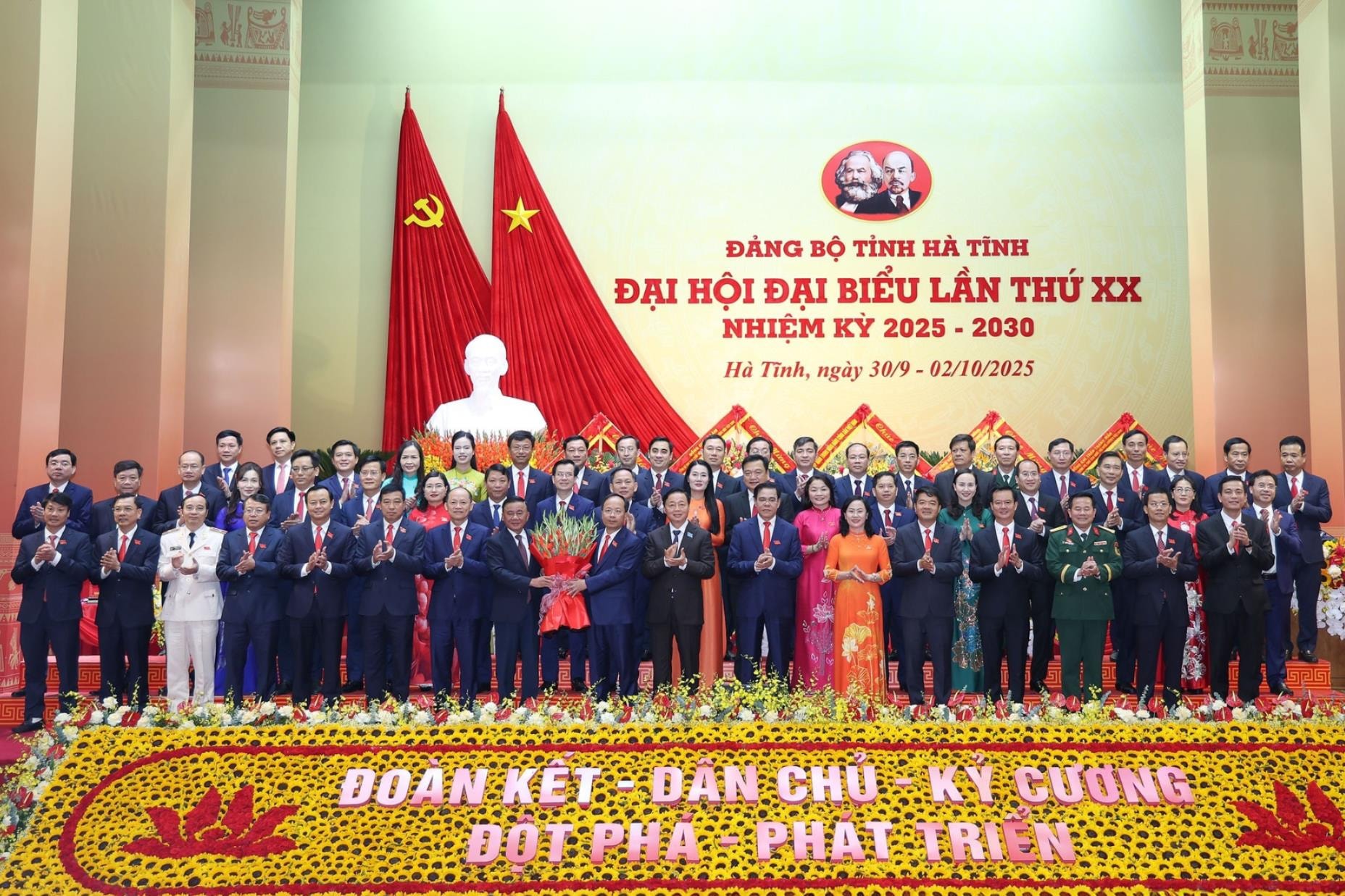 lanh-dao-dang-nha-nuoc-tang-hoa-chuc-mung-ban-chap-hanh-dang-bo-tinh-ha-tinh-khoa-xx-nhiem-ky-2025-2030.(1).jpeg