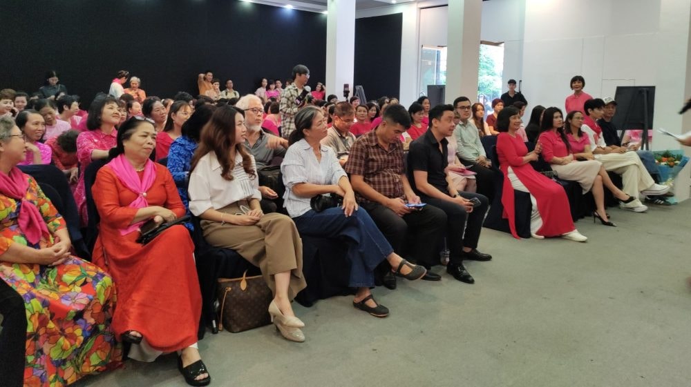 Ra mắt sách ảnh “Chúng tôi đó - Phụ nữ Kiên cường” Ra mắt sách ảnh “Chúng tôi đó - Phụ nữ Kiên cường”