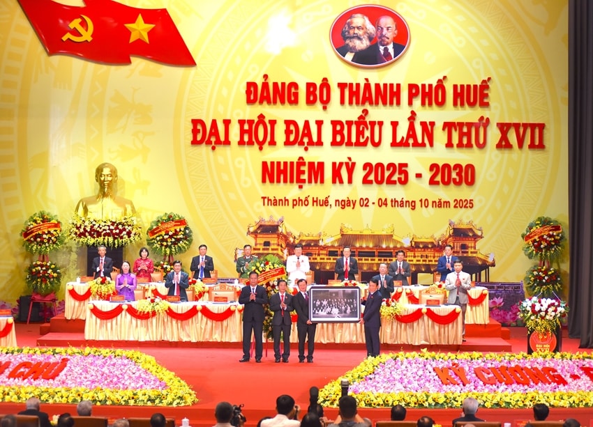 Ủy viên Bộ Chính trị, Bộ trưởng Bộ Công an Lương Tam Quang tặng bức ảnh %22Chủ tịch Hồ Chí Minh với Đoàn Ca kịch Huế tại Phủ Chủ tịch năm 1960%22, chúc mừng Đại hội 