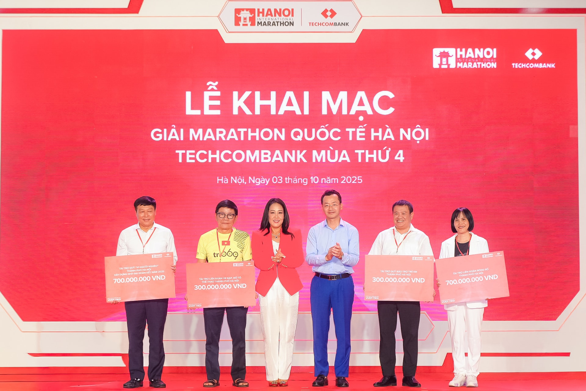 Tại lễ khai mạc, Techcombank trao tặng 2 tỷ đồng tài trợ Quỹ “Vì người nghèo” TP. Hà Nội xây dựng nhà đại đoàn kết, Quỹ Bảo trợ trẻ em TP. Hà Nội, Liên đoàn bóng rổ và liên đoàn 