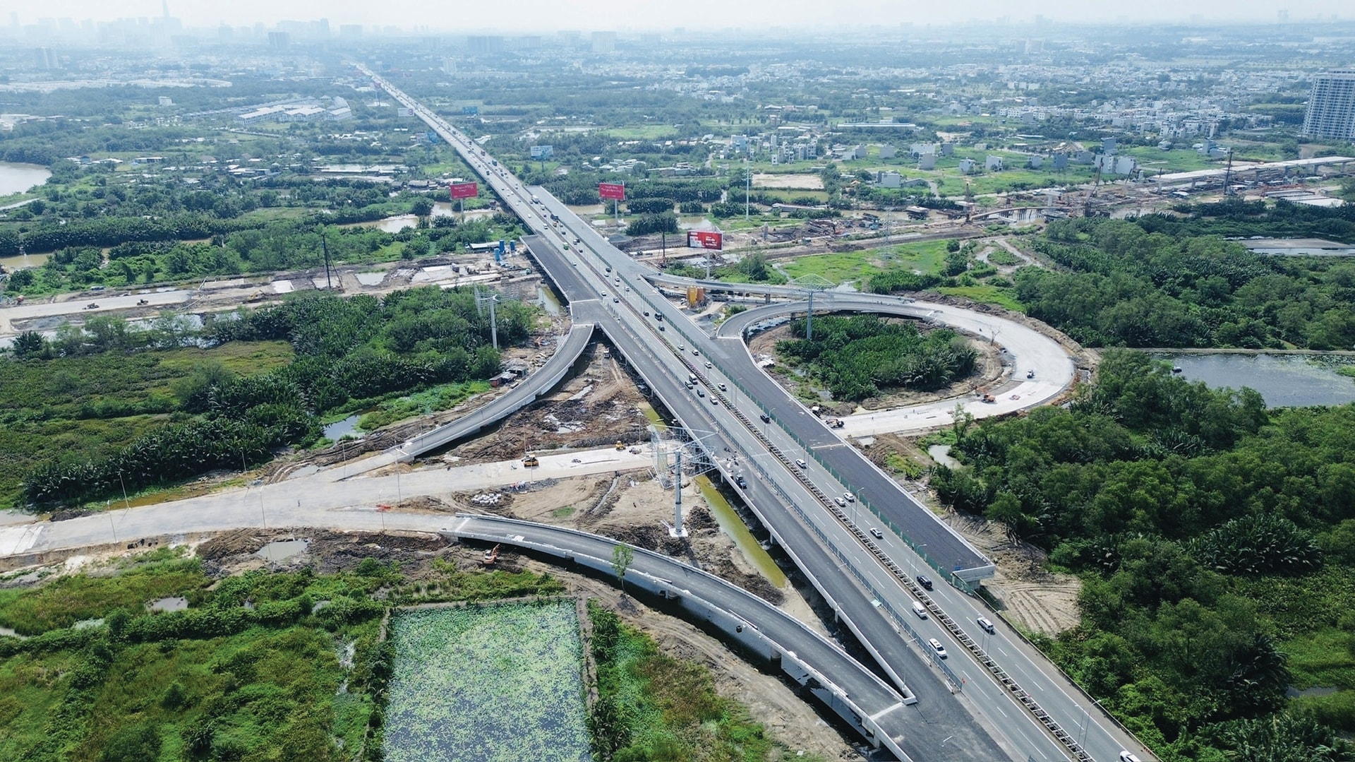 Chi tiêu công được xem là chìa khóa thúc đẩy tăng trưởng kinh tế cao và bền vững trong giai đoạn tới. Công trình trọng điểm mở rộng cao tốc TP.HCM - Long Thành. Ảnh Lê Toàn
