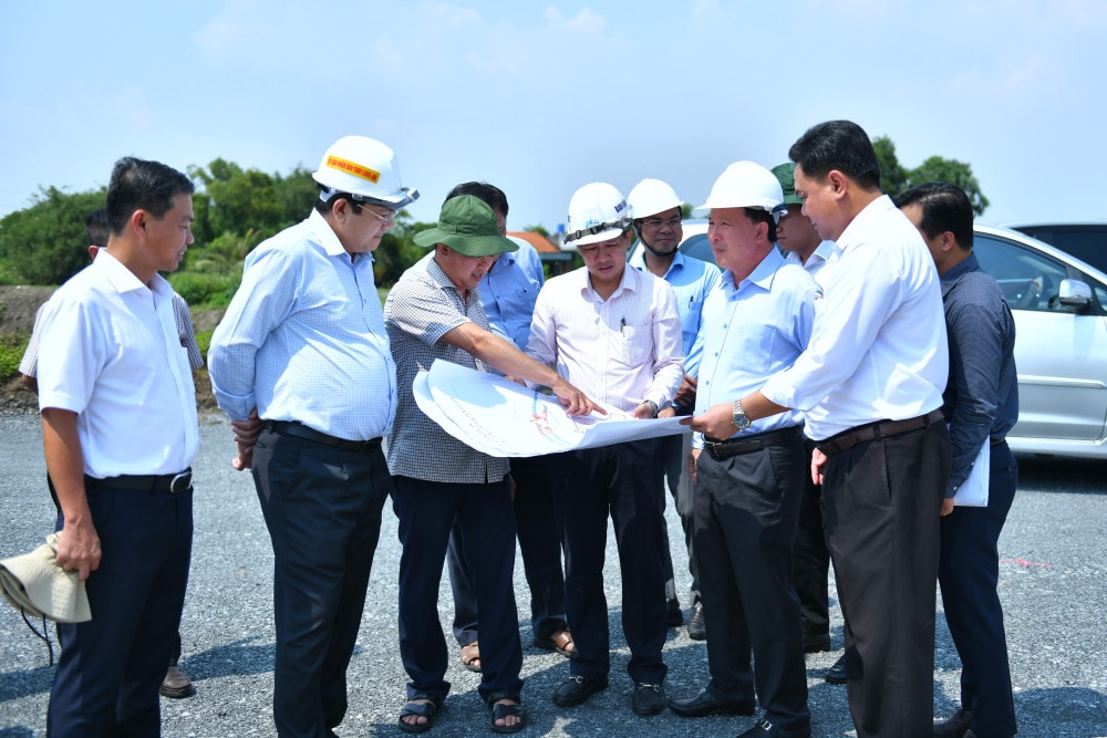 Phó Bí thư Tỉnh ủy, Chủ tịch UBND tỉnh Nguyễn Văn Út (thứ 2, từ phải qua) khảo sát thực tế công tác thi công dự án Đường tỉnh 830E