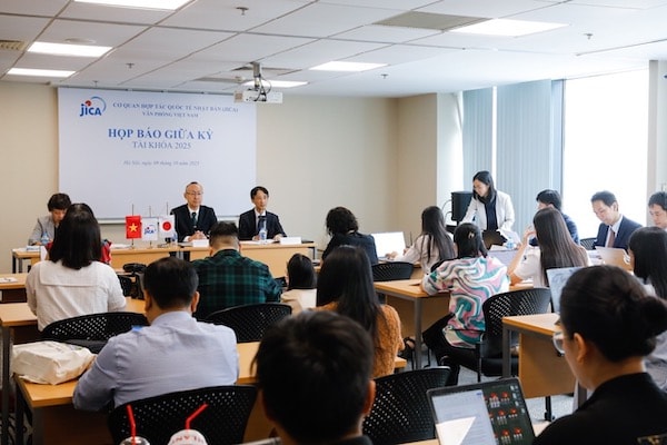 2. Hình ảnh buổi họp báo giữa kỳ