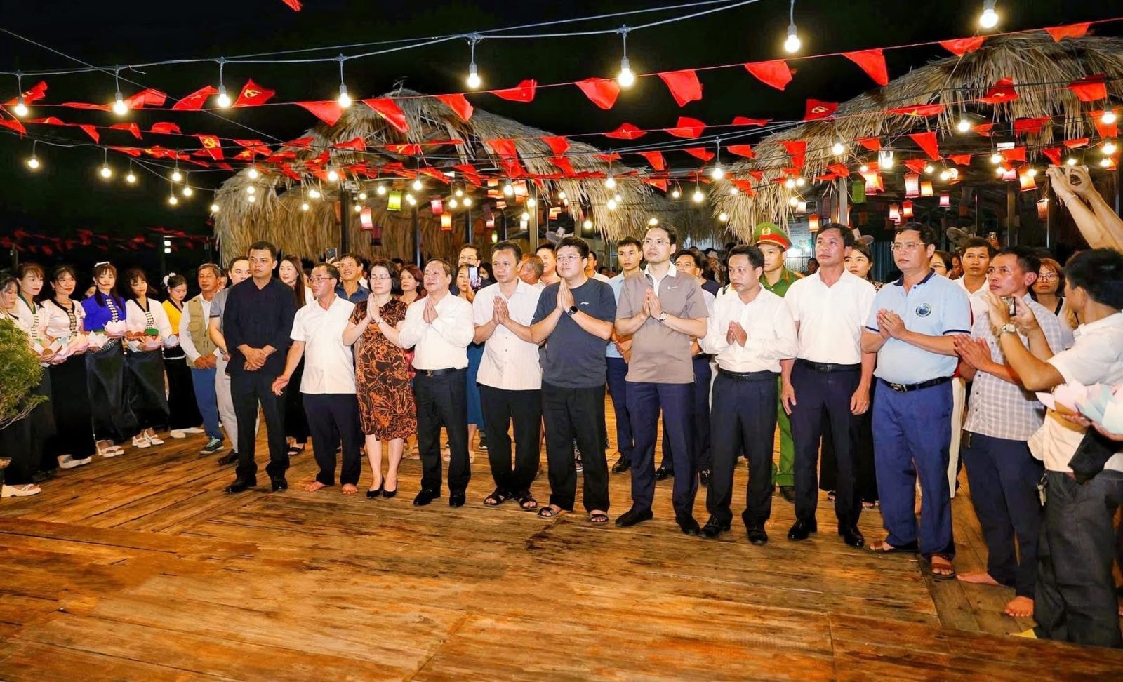 Ông Tống Thanh Hải - Phó Chủ tịch thường trực UBND tỉnh, Trưởng Ban Tổ chức Tết Độc lập năm 2025 cùng các đại biểu tham dự Ngày hội “Non nước Khoen On”