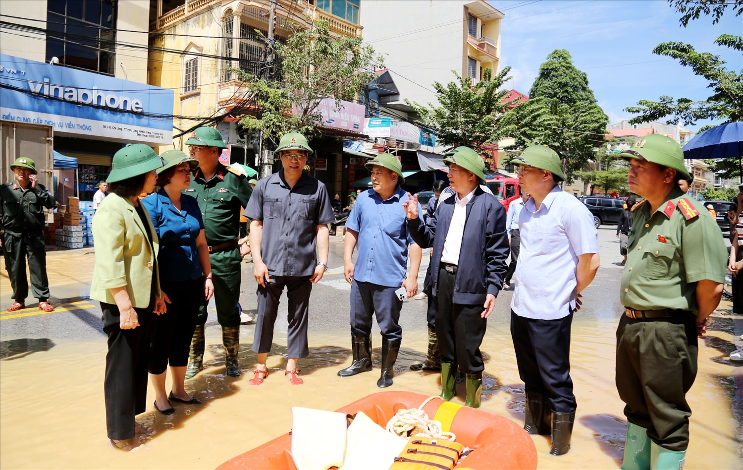 Phó Thủ tướng Hồ Đức Phớc kiểm tra tình hình bão lũ tại khu vực huyện Hữu Lũng cũ