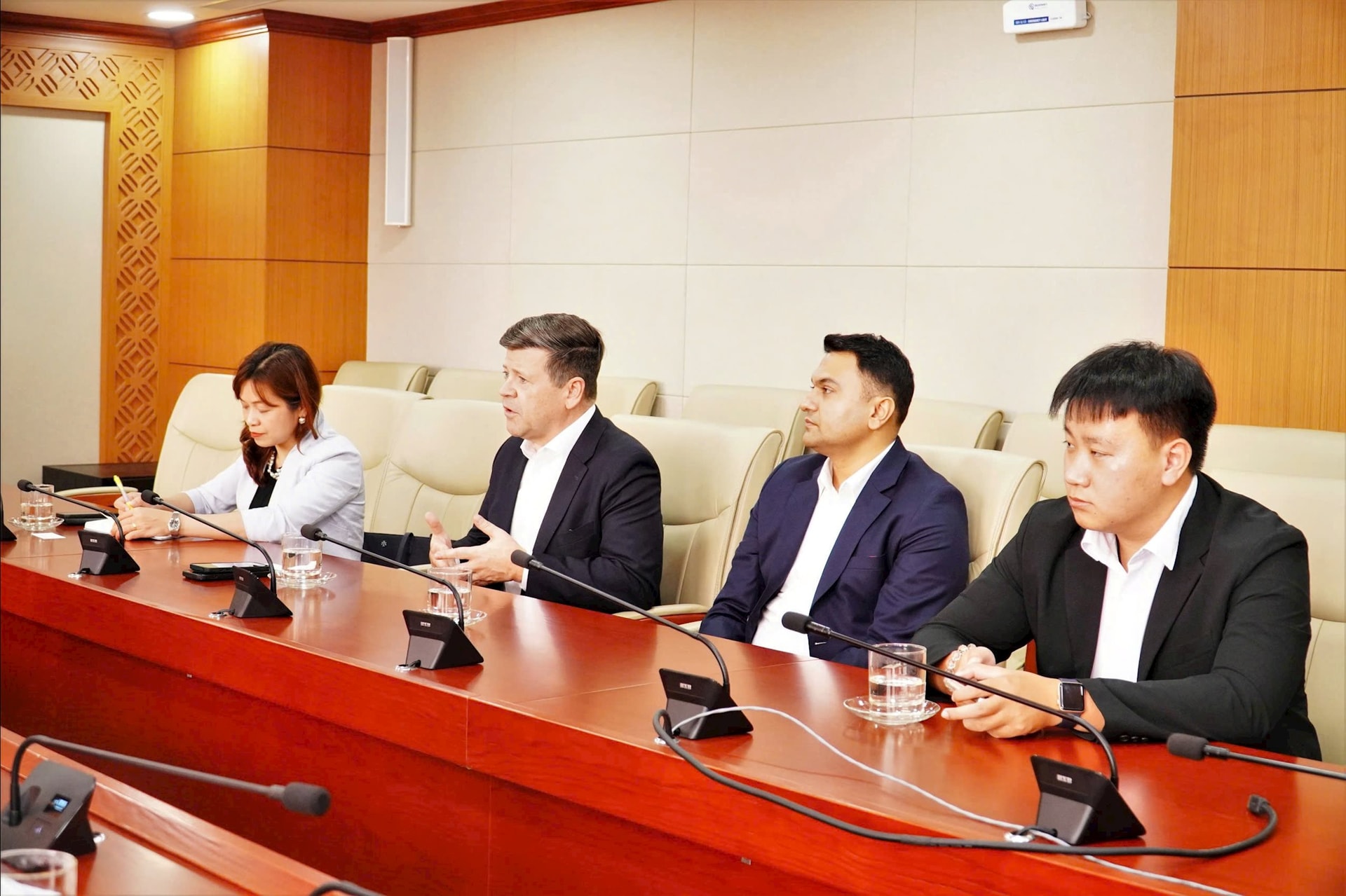 Ông Bob McCooey (thứ 2 từ trái qua), Phó Chủ tịch kiêm Giám đốc Bộ phận Niêm yết Quốc tế, Nasdaq phát biểu tại buổi làm việc