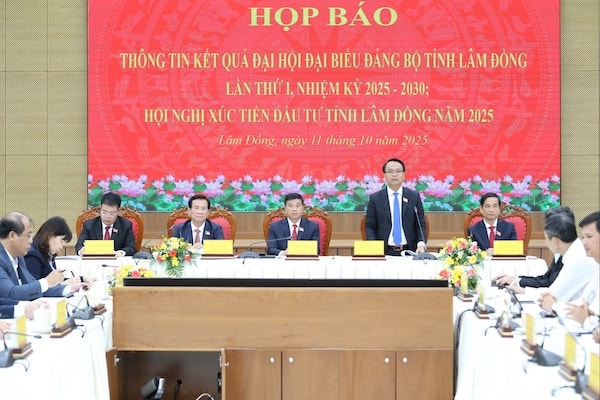dong-chi-dang-hong-sy-tra-loi-cau-hoi-cua-cac-phong-vien-bao-chi.jpeg