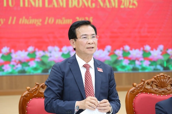 Ông Hồ Văn Mười, Phó Bí thư Tỉnh ủy, Chủ tịch UBND tỉnh trả lời câu hỏi của các nhà báo, phóng viên tại cuộc họp báo chiều 11/10/2025