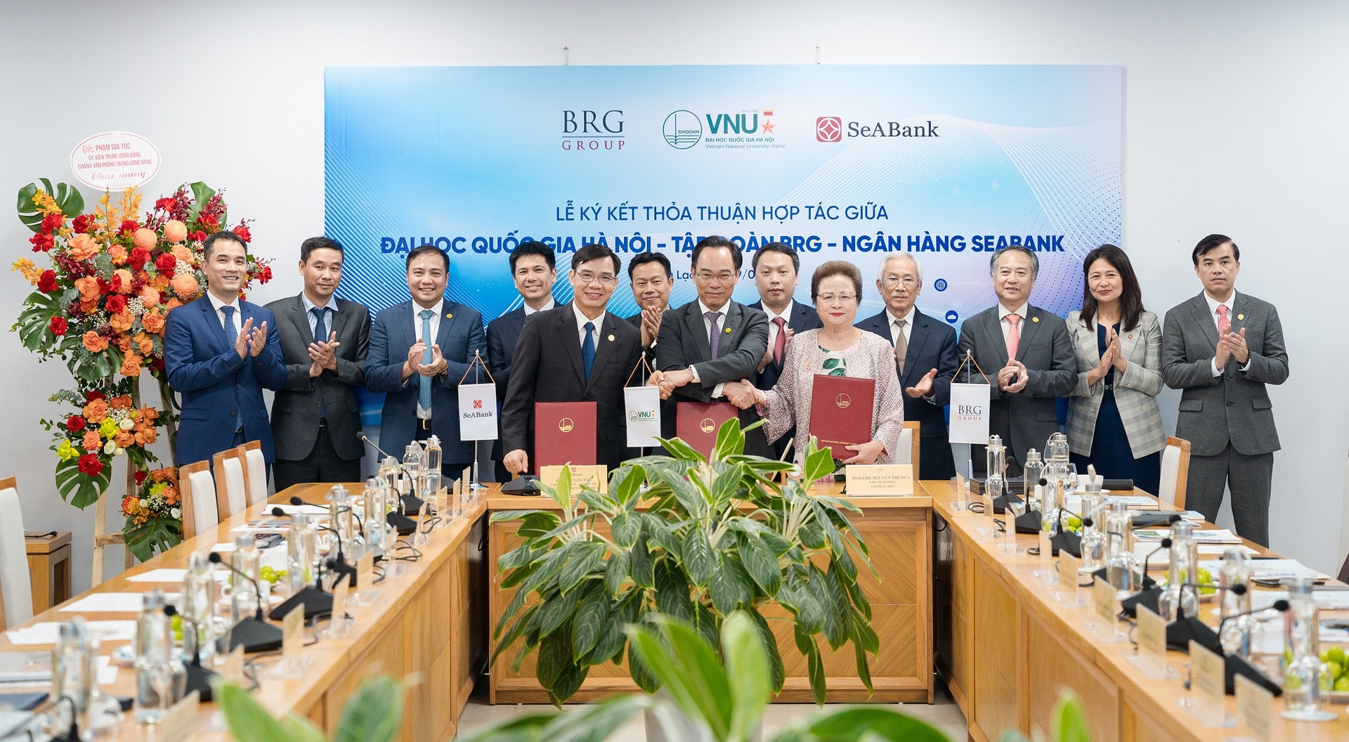 03. Đại diện Tập đoàn BRG, Ngân hàng SeABank và Đại học Quốc gia Hà Nội ký kết thỏa thuận hợp tác