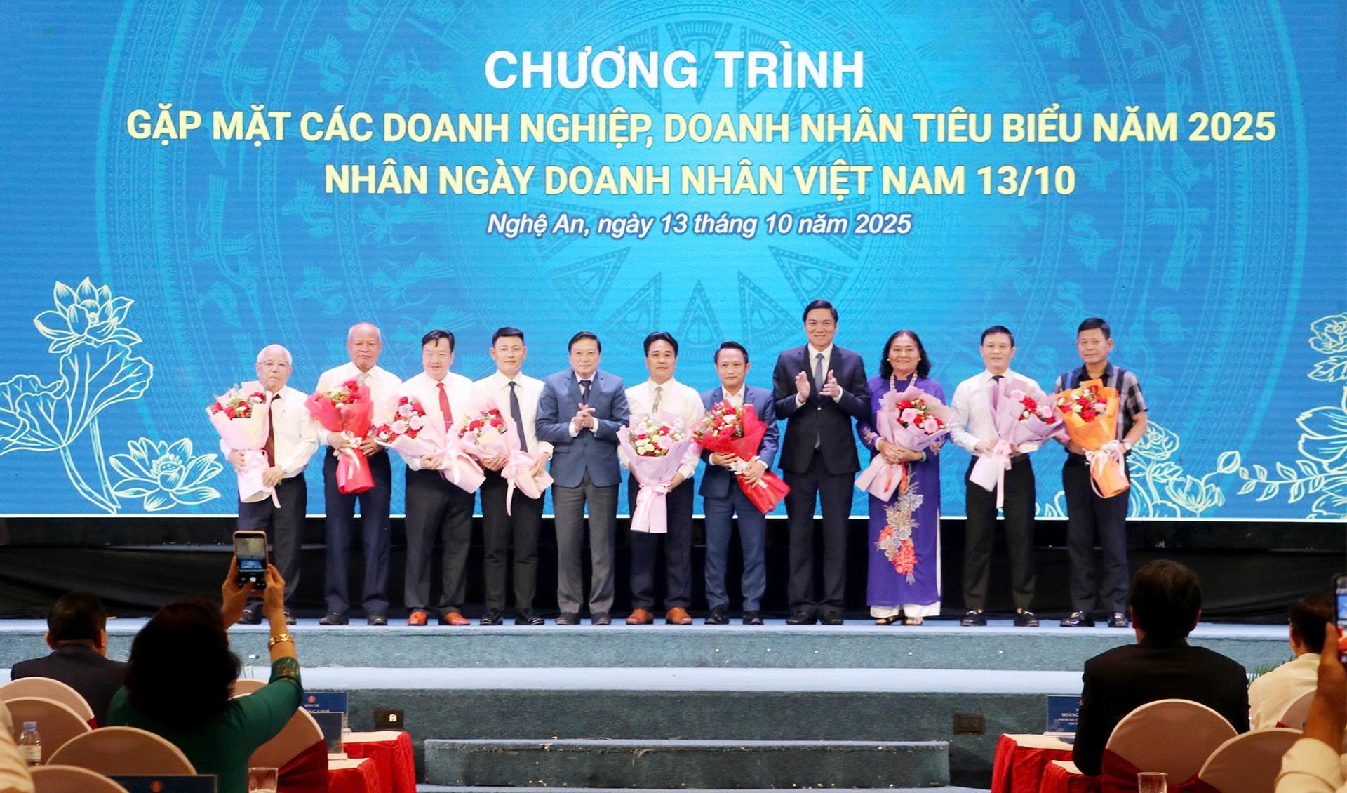 Lãnh ạo tỉnh ặng hoa chúc mừng Lãnh đạo Hiệp hội doanh nghiệp, Hội Doanh nghiệp, doanh nhân tỉnh và lãnh đạo VCCI Chi nhánh Nghệ An - Hà Tĩnh - Quảng Bình