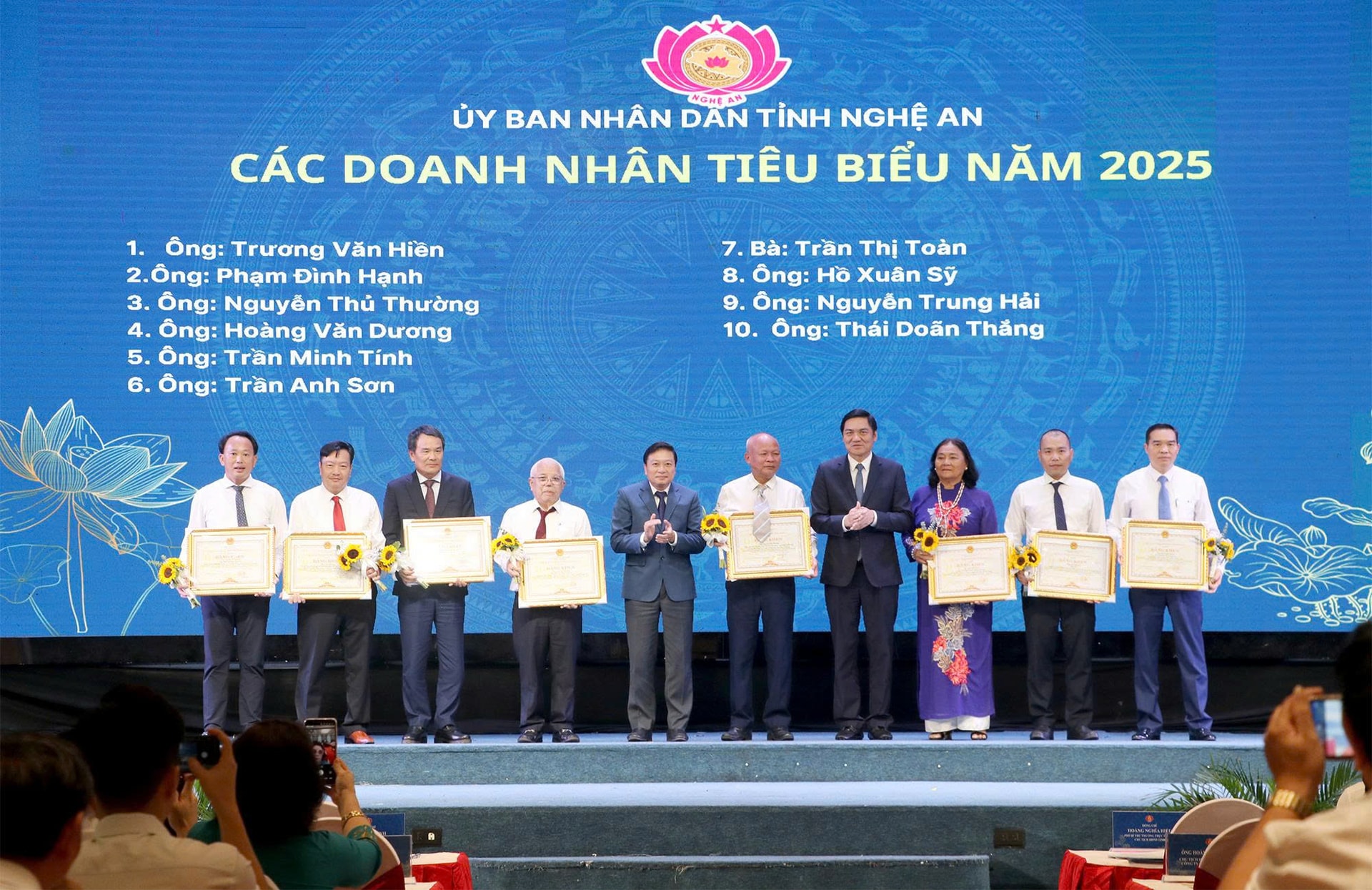 Lãnh ạo tỉnh tặng Bằng khen cho 10 doanh nhân tiêu biểu năm 2025 