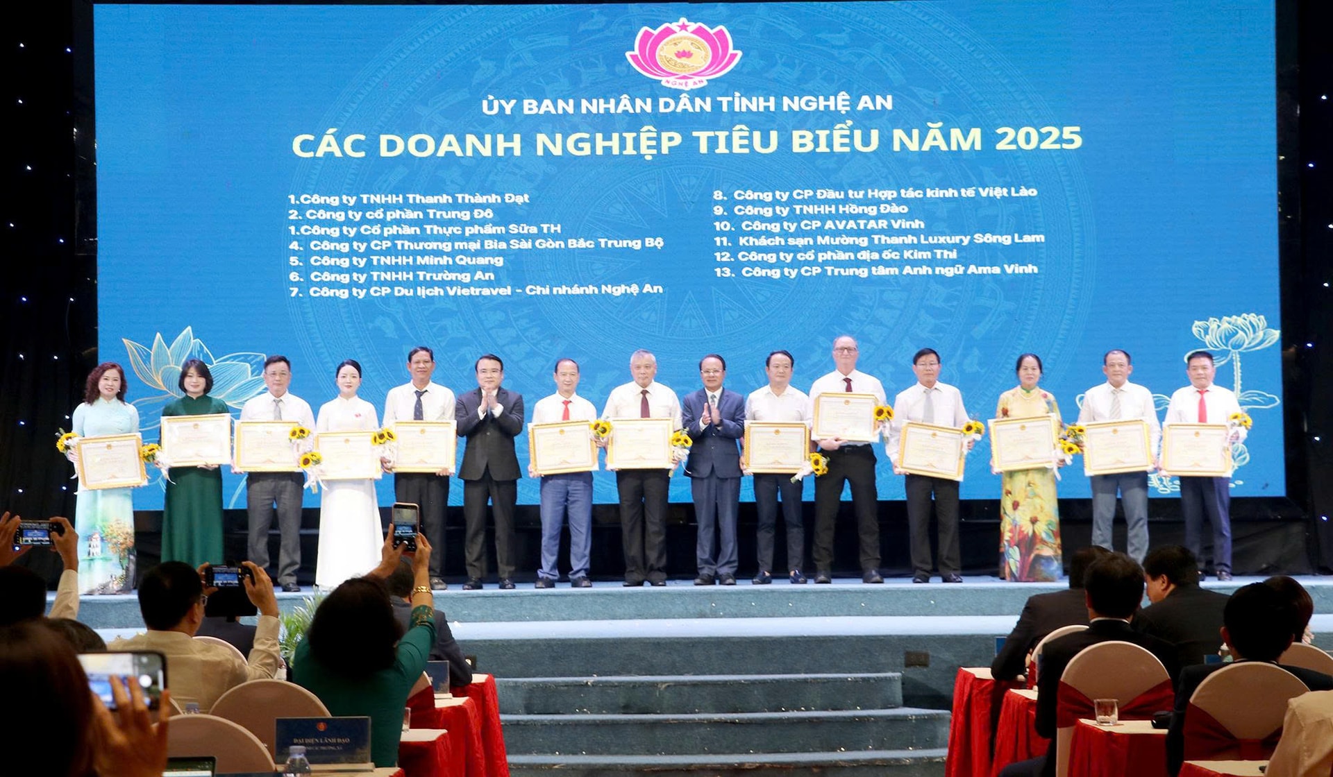 trao Bằng khen của UBND tỉnh cho các doanh nghiệp tiêu biểu